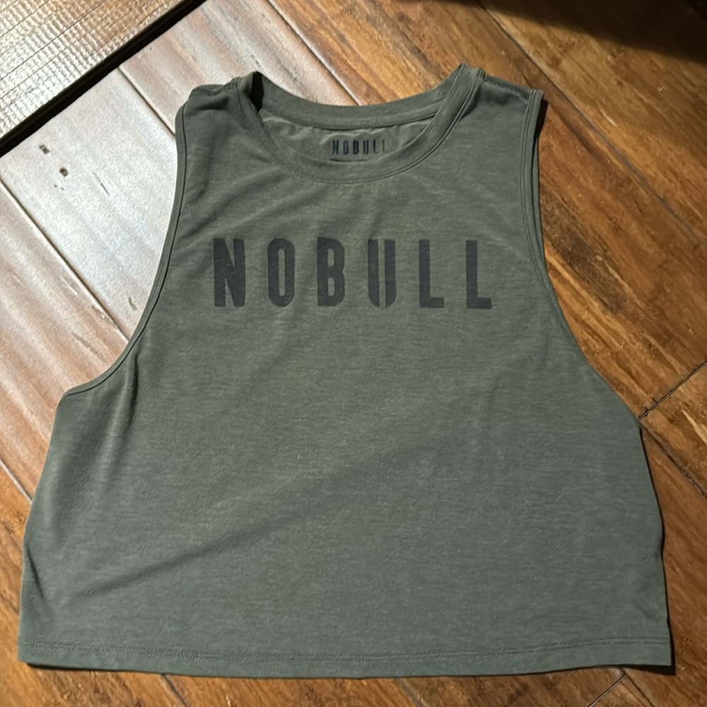 Like brand new! Nobull crop olive tank excellent used condition.